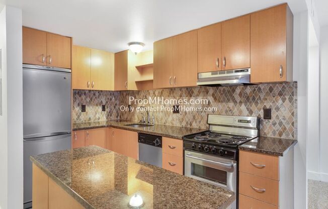 Gorgeous One Bedroom Lakeside Condo in Lake Oswego! Deposit Special!