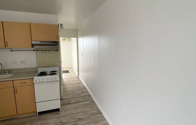 Convenient 1 Bedroom, 1 Bath, 1 Parking  Near Waikiki