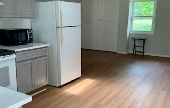 Cozy 2 BR/1 BA Apartment in Bowie!