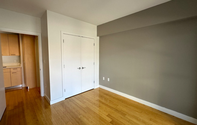 1 bed, 1 bath, $3,400, Unit 105