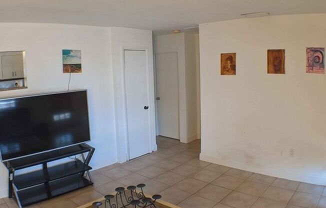 1 bed, 1 bath, 130 sqft, $1,000, Unit 1637 Devonshire Ln, Room B