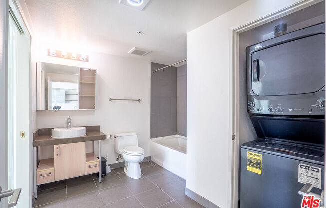 2 beds, 2 baths, 960 sqft, $3,200, Unit 517