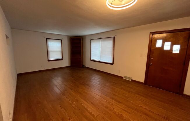 2 beds, 1 bath, $1,100, Unit Down