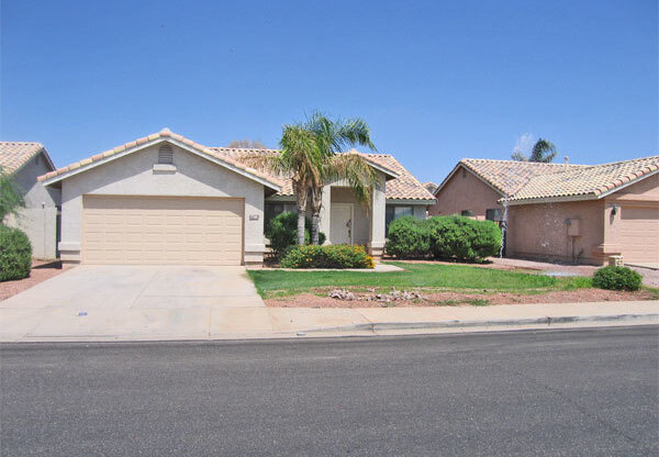 Great 4 bedroom 2 bathroom single level home near freeway and shopping!