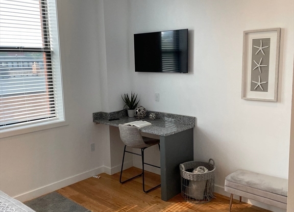 Studio, 1 bath, $1,475, Unit 1R