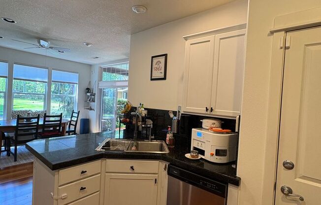 Exquisitely Charming Corner Lot 3BD | 2.5BA Townhome in the Stonewater at Orenco Community – Hillsboro *Located Across From Community Park* *Minutes To Orenco Shops I Restaurants I Max Line!