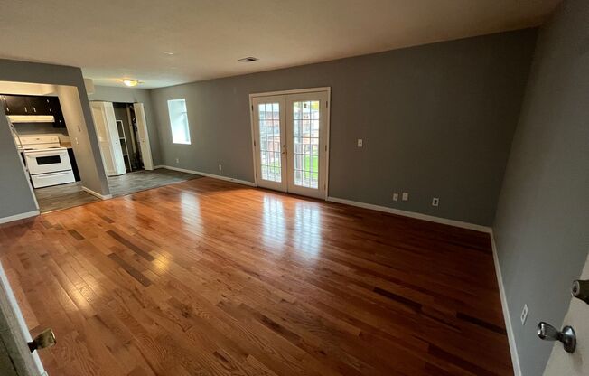 2 beds, 1 bath, 774 sqft, $940, Unit B11