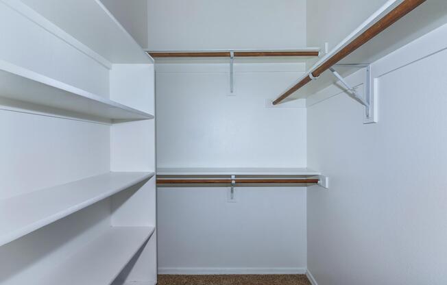 WALK-IN CLOSET