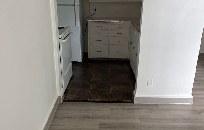 2 beds, 1 bath, $810, Unit D-2