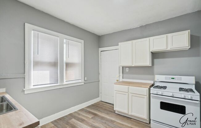 3 beds, 1 bath, $1,100, Unit 3813 - Upper