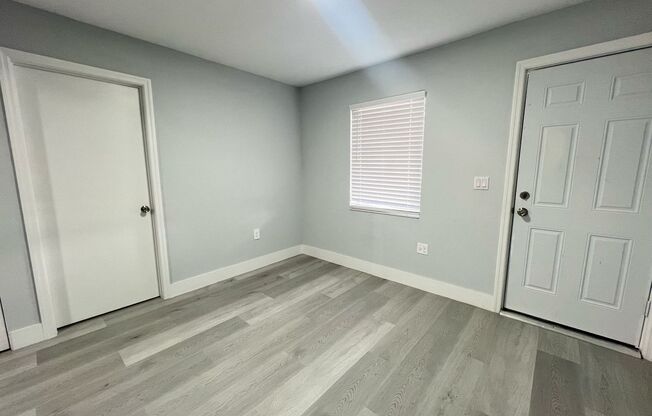 3 beds, 1 bath, 880 sqft, $2,300, Unit 5200-2