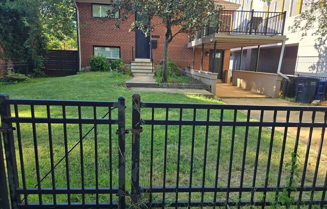 Spacious detached home walking distance to Metro