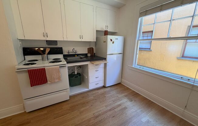 Studio, 1 bath, 320 sqft, $1,129, Unit 06