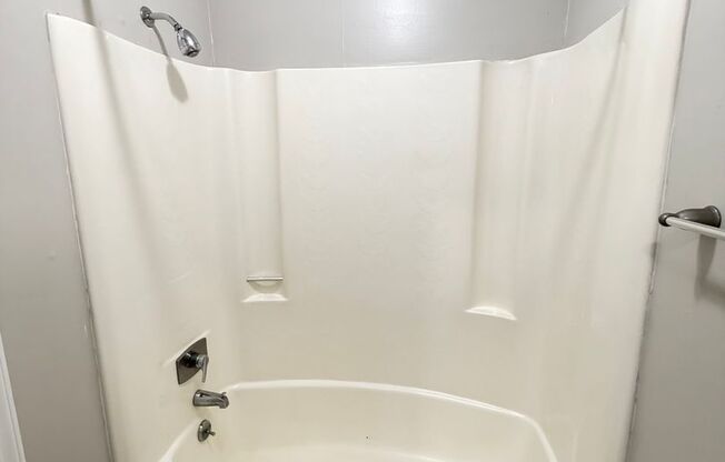 3 beds, 1.5 baths, 1,000 sqft, $1,323, Unit 442-B