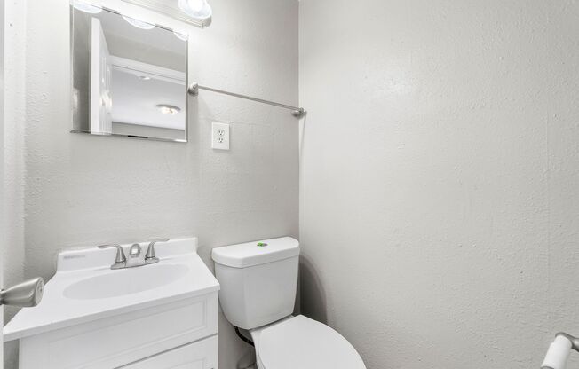 2 beds, 1 bath, 890 sqft, $1,100, Unit Highcroft-F4