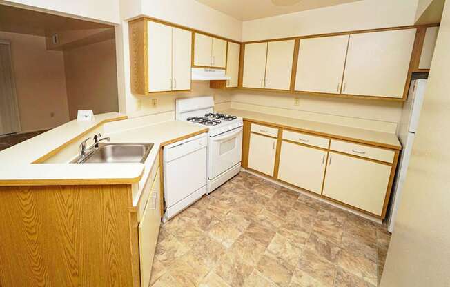 Fully Equipped Kitchen at Emerald Park Apartments, Michigan