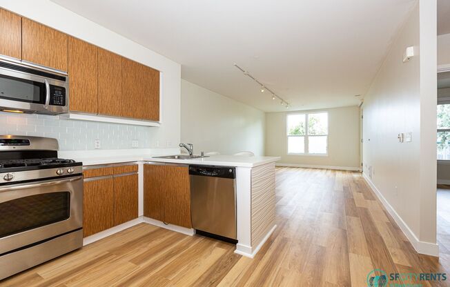 Bayview: Bi-Level 3 Bed 3 Bath w/ Parking, W/D in unit & 2 Balconies