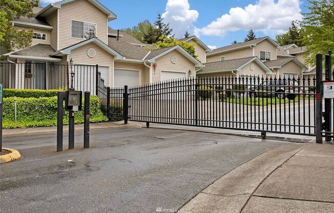 Federal Way Townhome Condo- 2 bedroom 2.5 bathroom, 1 car garage - Available NOW!