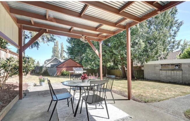 Charming 3-Bedroom Home with Private Backyard and Detached Garage in Tacoma