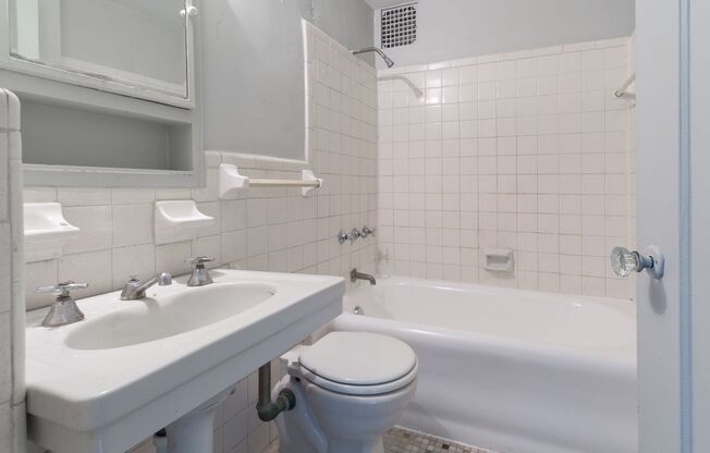Studio, 1 bath, 450 sqft, $1,095, Unit 204