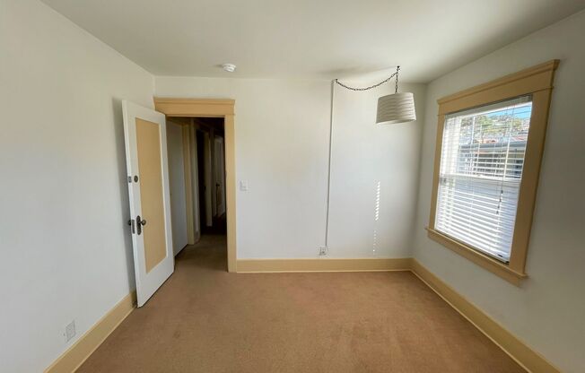 2 beds, 1 bath, $2,650, Unit 1058 E. Main St.