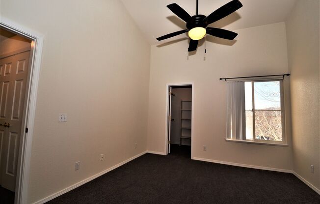 Cute & Cozy Apartment with One Car Garage in Strawberry Field