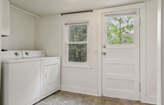 NE MPLS Fantastic Single Family Home, New Updates with Dishwasher and Laundry!