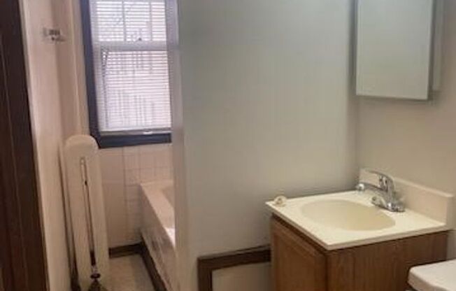 1 bed, 1 bath, 410 sqft, $945, Unit 8 - 24