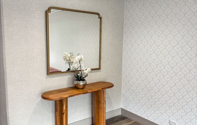 Burton Plaza..Gorgeous Newly Remodeled Studio..Prime Location!