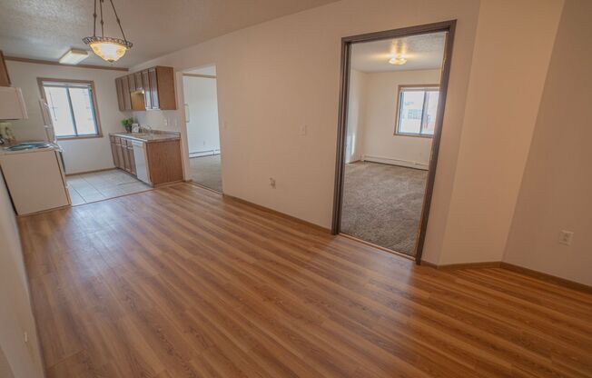 3 beds, 1 bath, 1,070 sqft, $995, Unit 1414-102