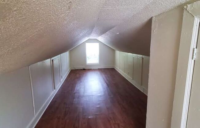 2 beds, 1 bath, $895