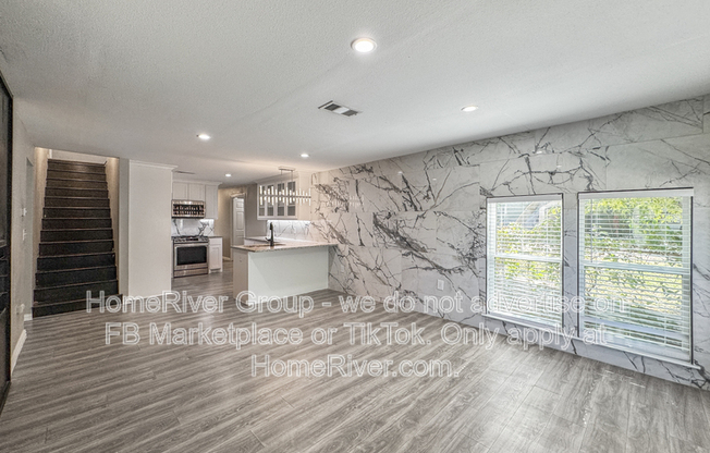 1124 E 11 ST