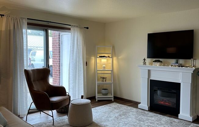 2 beds, 1 bath, $2,000, Unit 4-2557