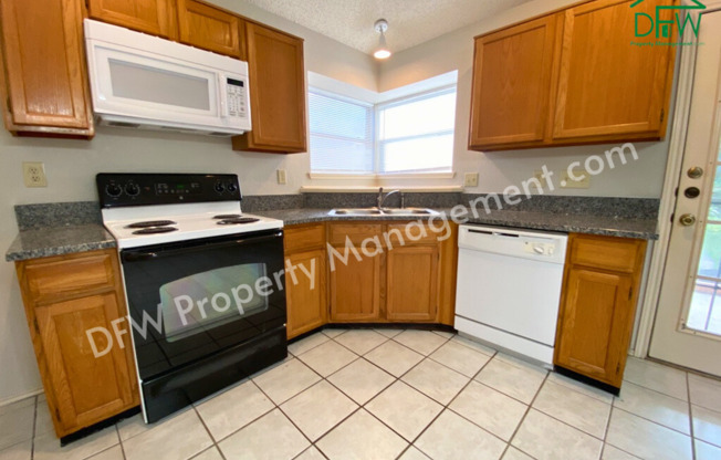Cute 2 Bedroom, 1 Bath, Half-Duplex Home for Lease in Bedford
