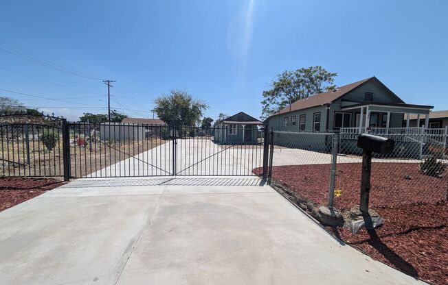 Cozy 1-Bed Home – Fenced Yard, Washer Hookups & More!
