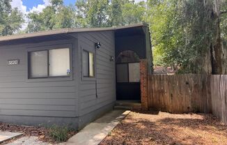 2 Bed 2 Bath Home in Seranola Manor ! Fenced in YARD!