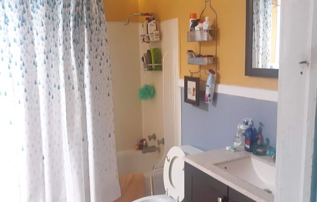Huge sunny vintage 4bedroom apartment