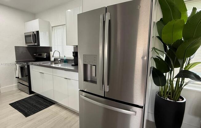 6825 NW 5 CT