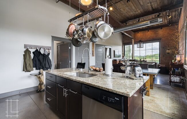 2 beds, 2 baths, $2,350, Unit 727 N. 4th St. Apt. 211