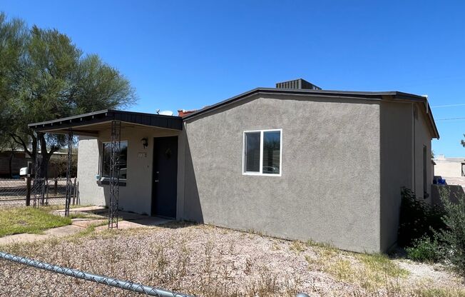 3 Bedroom 2 Bath Home! close to the UofA!