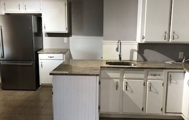 3 beds, 1 bath, $2,100, Unit 102