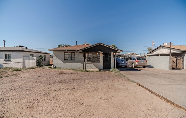 1926 E OSBORN RD