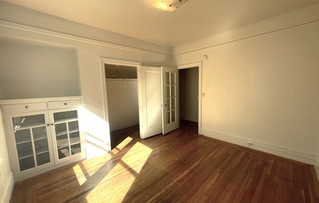 ~1 Block from CAL~ Large One Bedroom with Hardwood Floors *Great Location in North Berkeley*