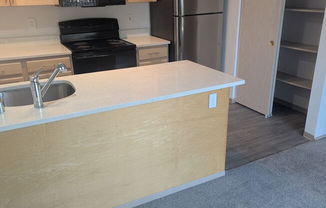 2 beds, 1 bath, 878 sqft, $1,775, Unit E202