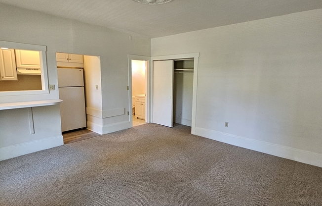40 E MAIN ST