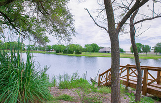 lake at MacArthur's Lake Apartments