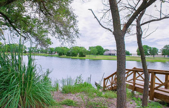 lake at MacArthur's Lake Apartments