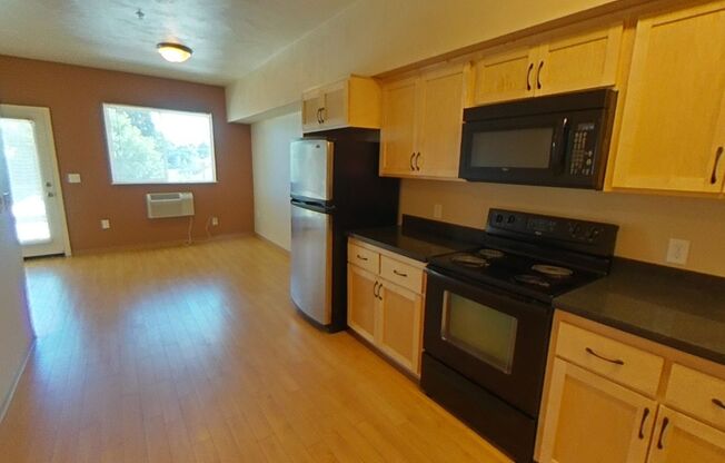 3 beds, 2 baths, 967 sqft, $2,400, Unit 403