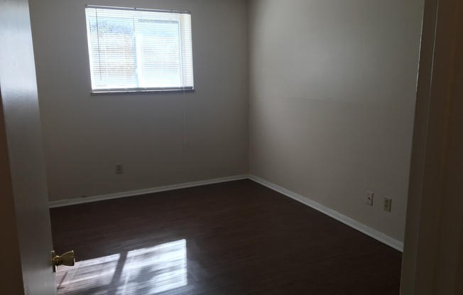 2 beds, 1 bath, 1,000 sqft, $959, Unit 4