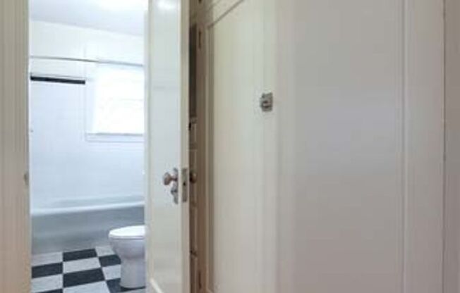 Studio, 1 bath, 425 sqft, $1,200, Unit 406